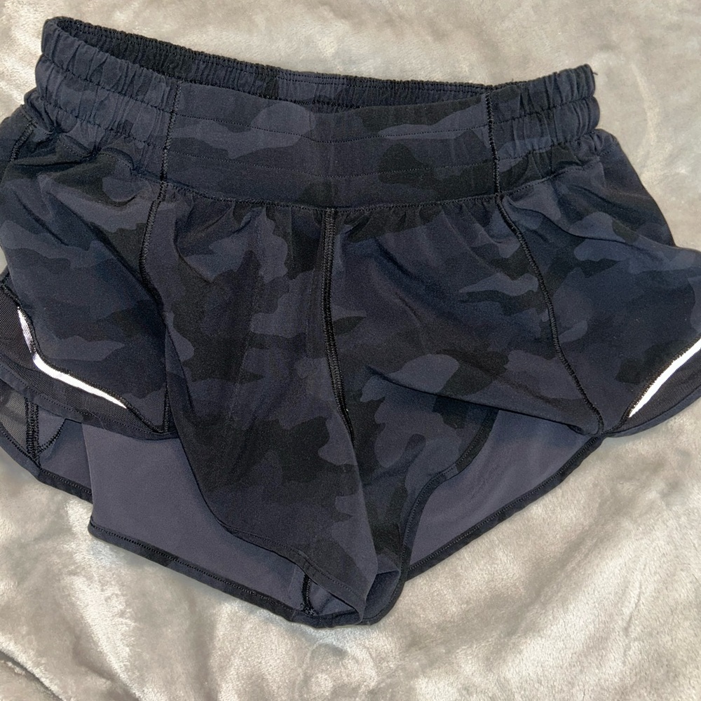 Lululemon Hotty Hot Low Rise 2.5”